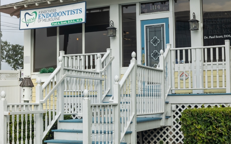 Small outdoor staircase leading up to the front door of Associated Endodontists of Melbourne